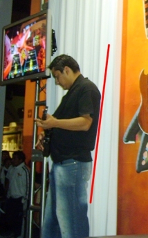 el nalgas planas jugando Guitar Hero